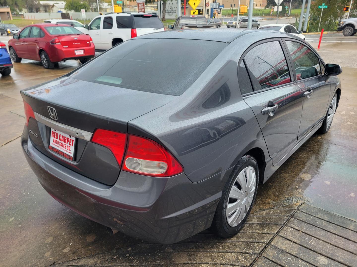 2010 GRAY Honda Civic LX Sedan 5-Speed AT (2HGFA1F55AH) with an 1.8L L4 SOHC 16V engine, 5-Speed Automatic transmission, located at 503 West Court, Seguin, TX, 78155, (830) 379-3373, 29.568621, -97.969803 - Photo#2